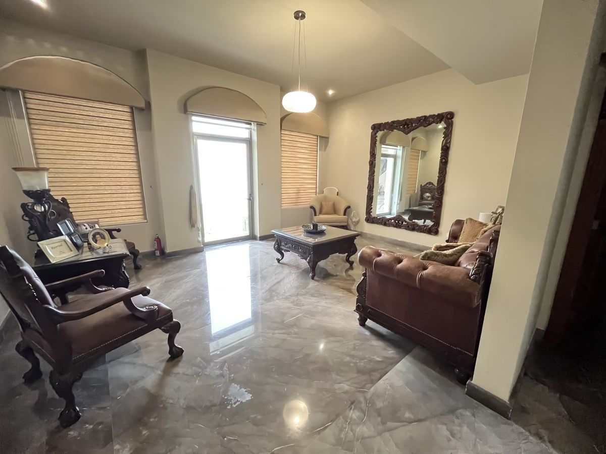 4 of 24: Sala