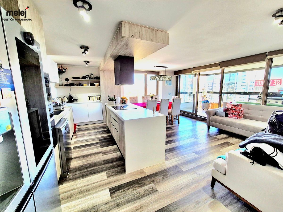 3 de 16: Living-comedor con cocina integrada