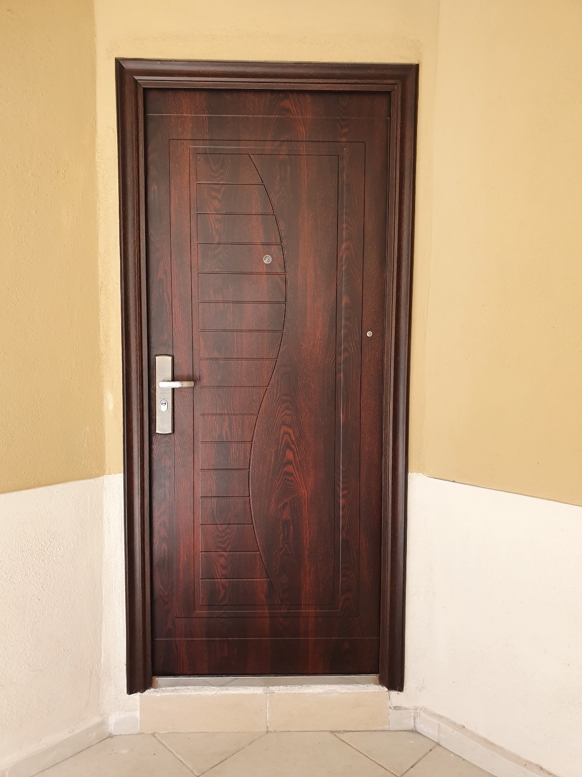 4 de 19: Puerta principal de seguridad