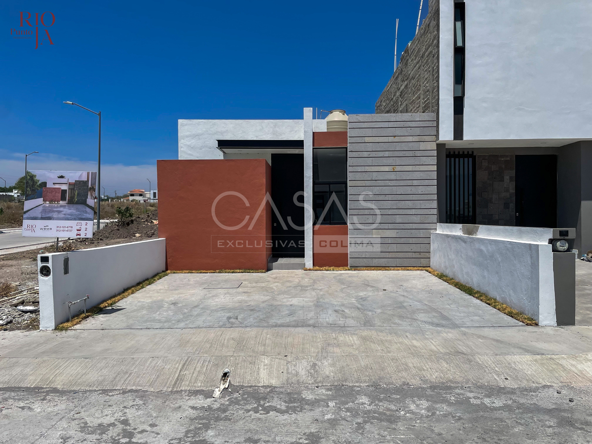 1 of 12: fachada de casa minimalista de una planta en colima