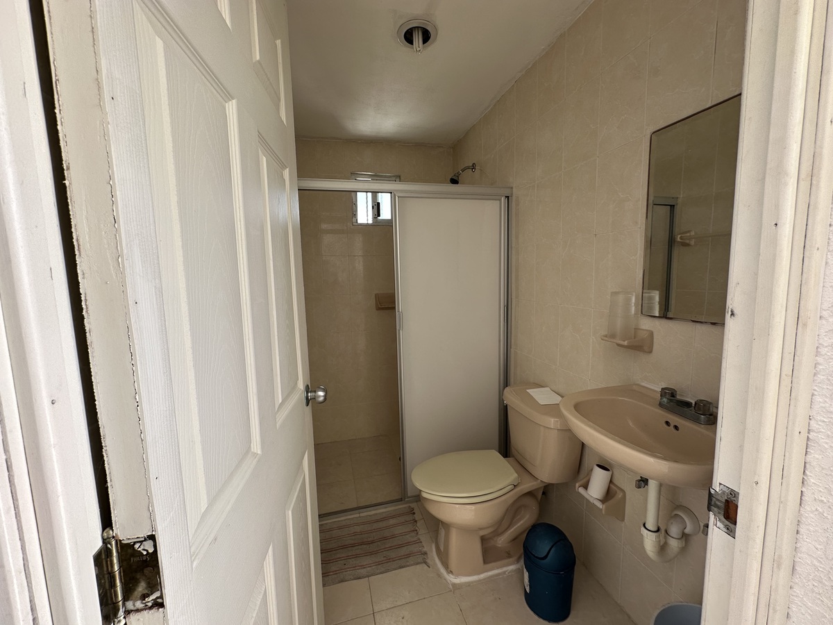 14 of 22: Con baño completo