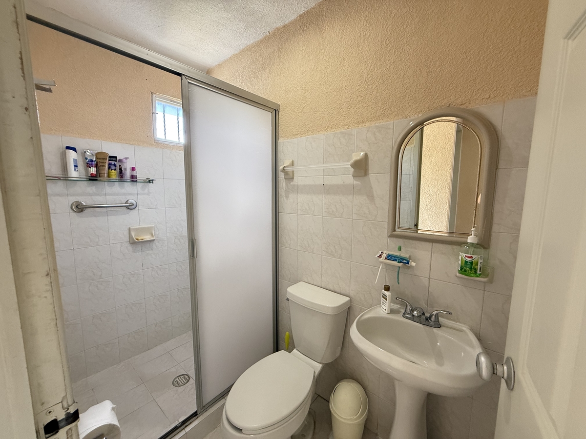 20 of 22: Baño completo fuera de la habitación secundaria