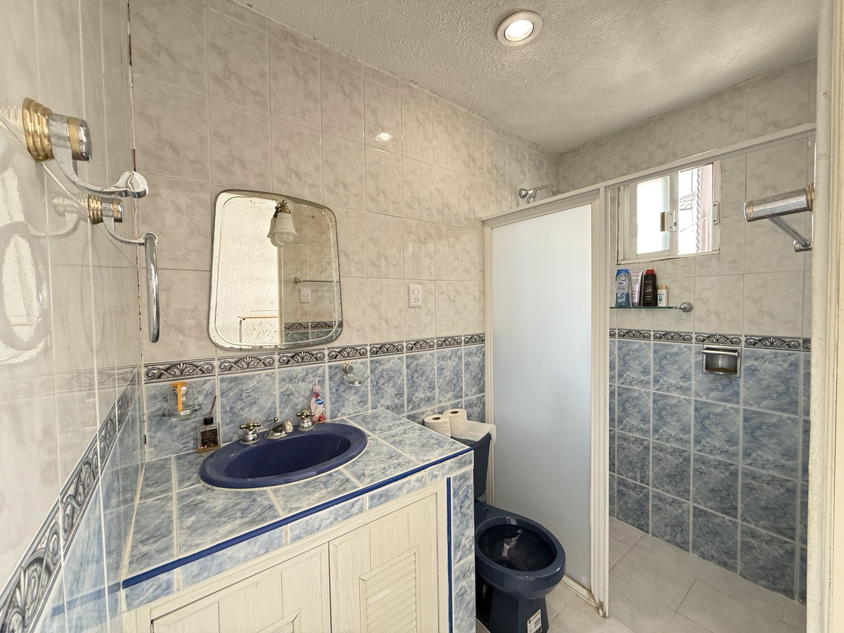 18 of 22: Baño completo de hab secundaria