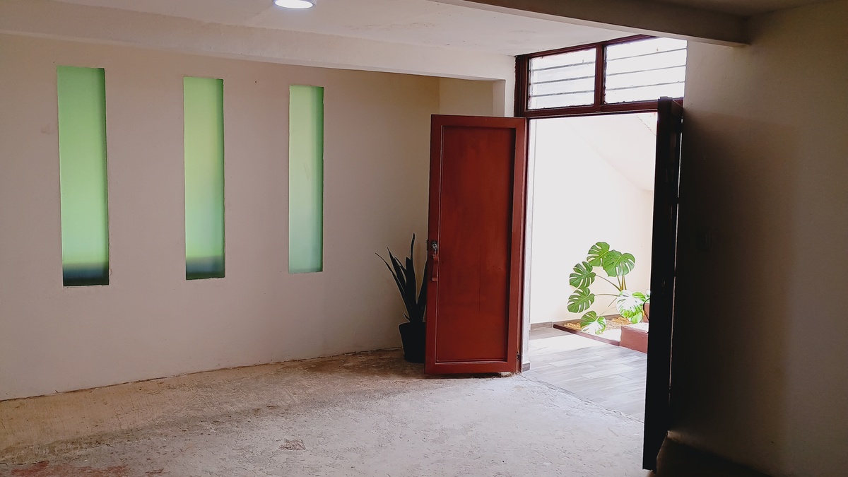 4 of 17: Entrada separada para la casa