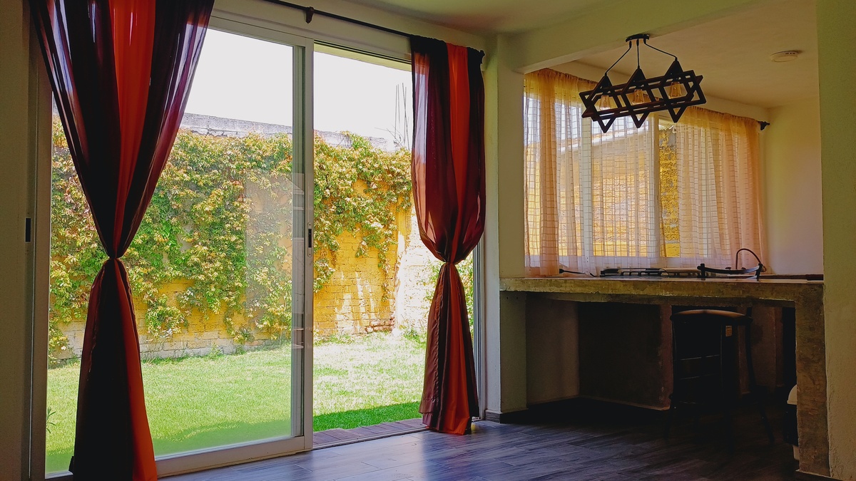 8 of 17: Vista al jardín