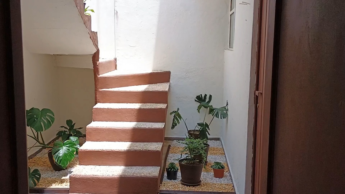 10 of 17: Escalera al 1er nivel