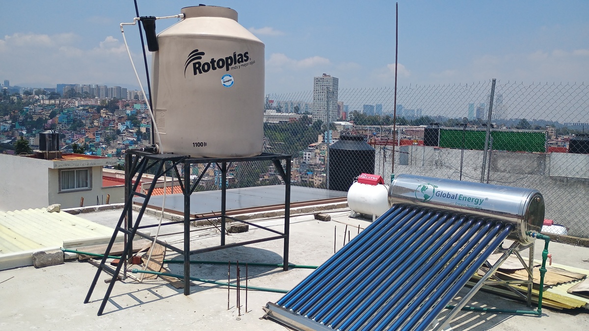 17 of 17: Azotea con tinaco, calentador solar y tanque estacionario