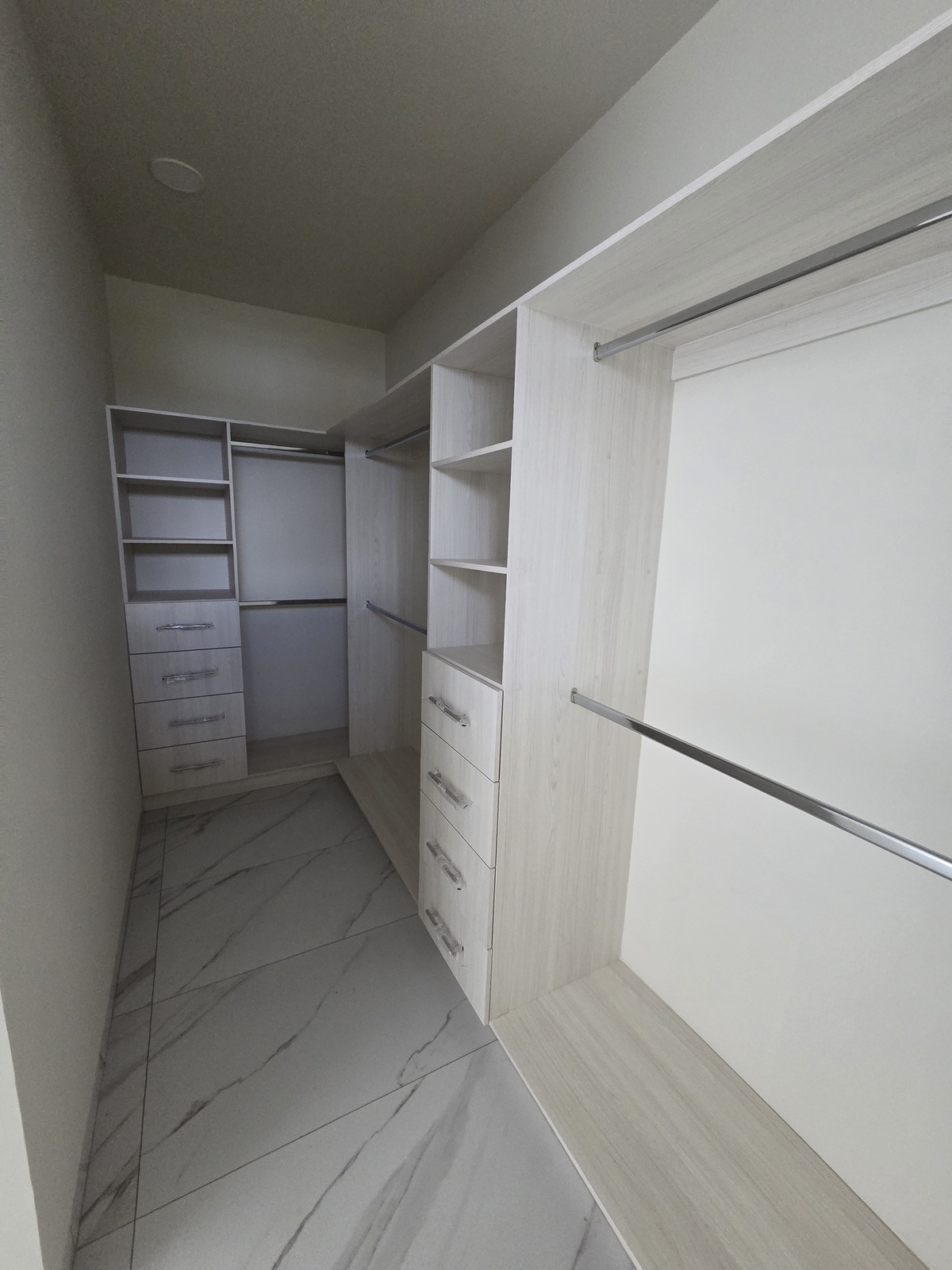 4 de 12: Vestidor