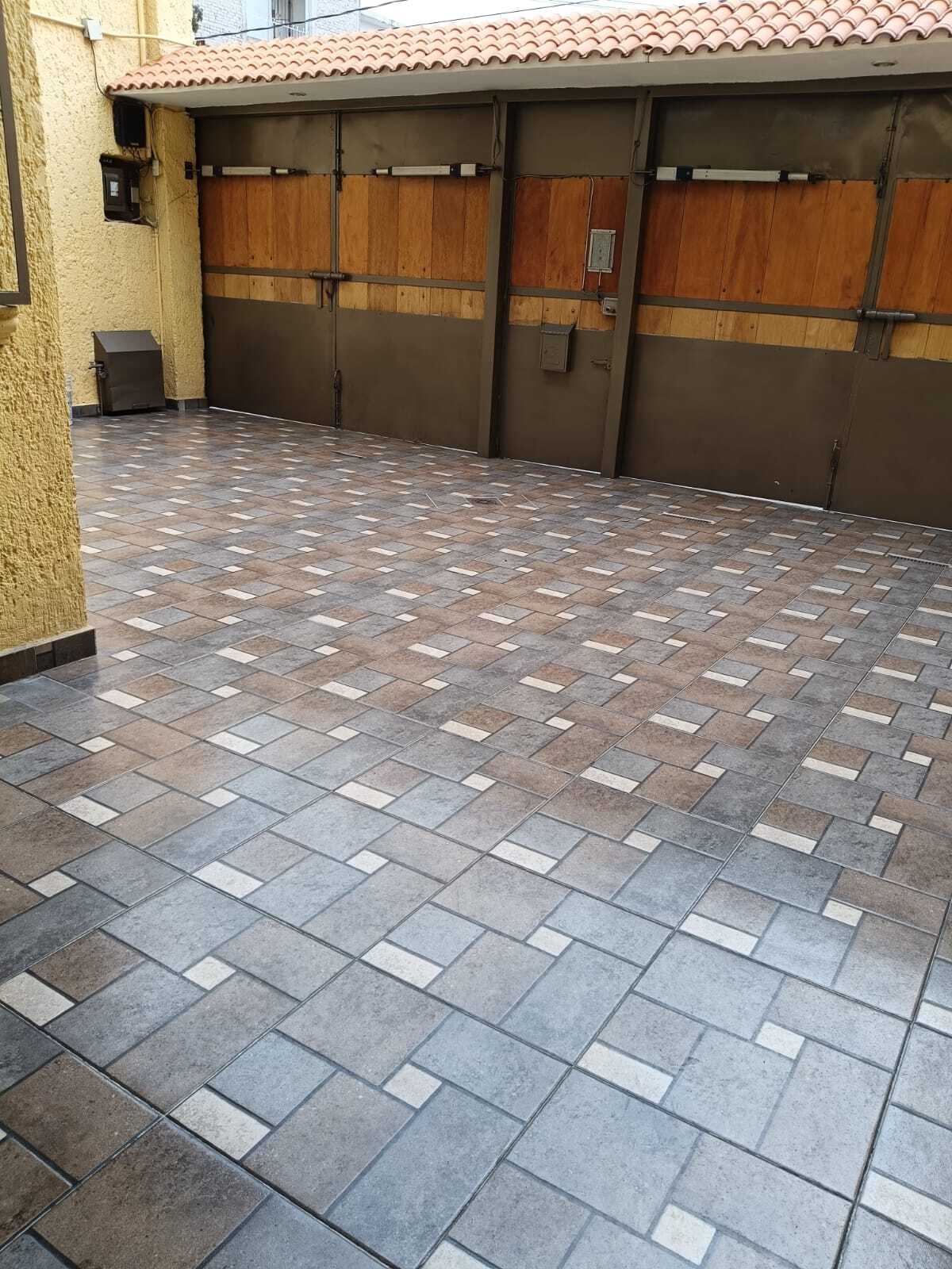 3 of 34: Patio frente - Estacionamiento