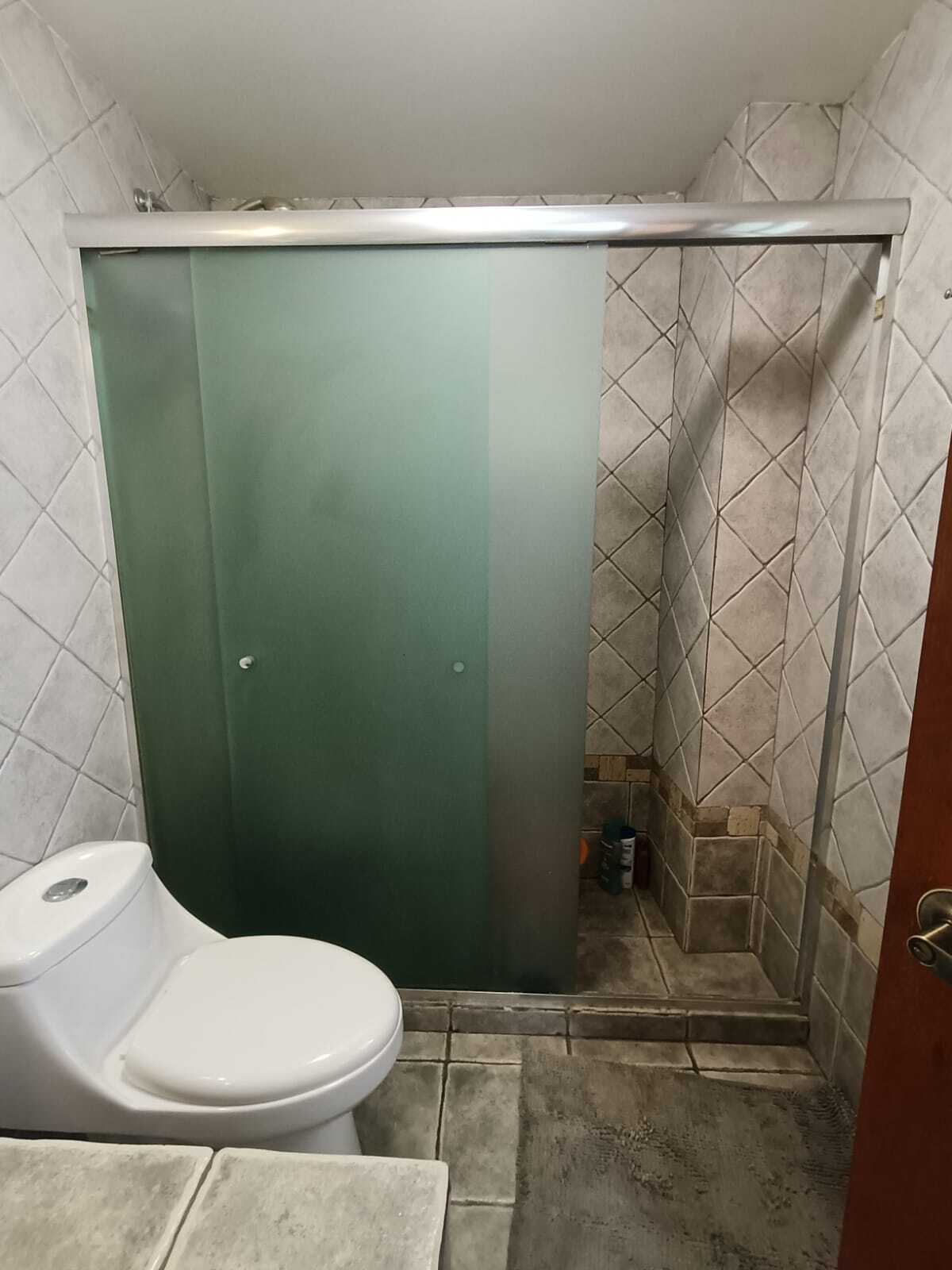 18 of 34: Baño completo/recámara 1