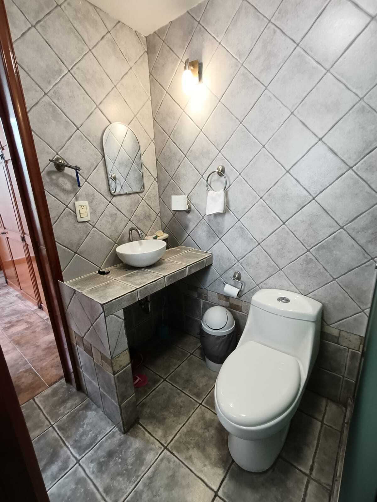 19 of 34: Baño completo/recámara 1