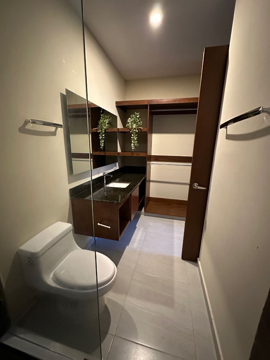 12 of 16: Baño Principal