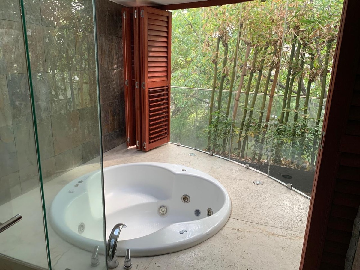 5 de 44: Jacuzzi en recámara principal