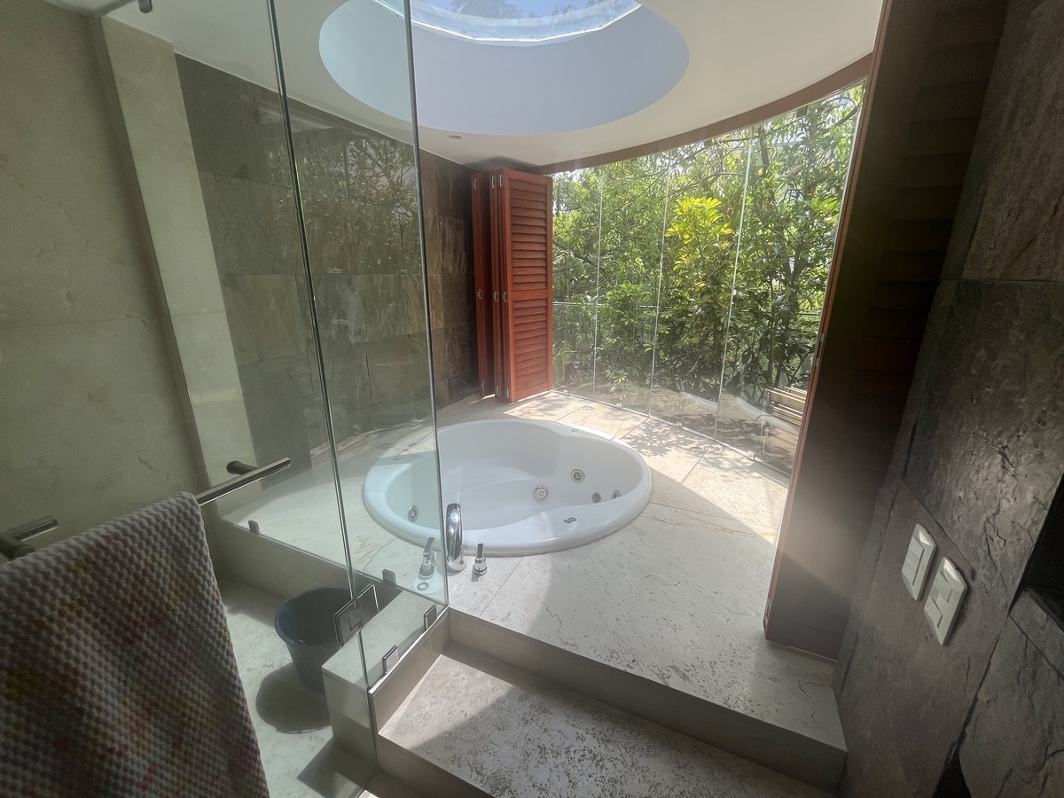 21 de 44: Jacuzzi con salida a la terraza