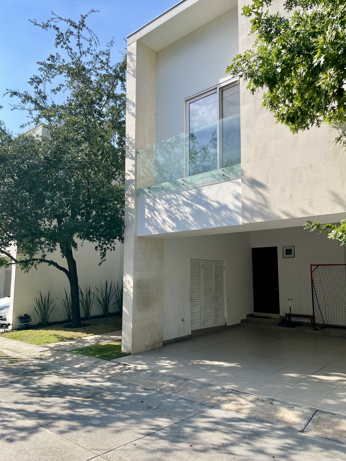 2 of 21: Fachada
