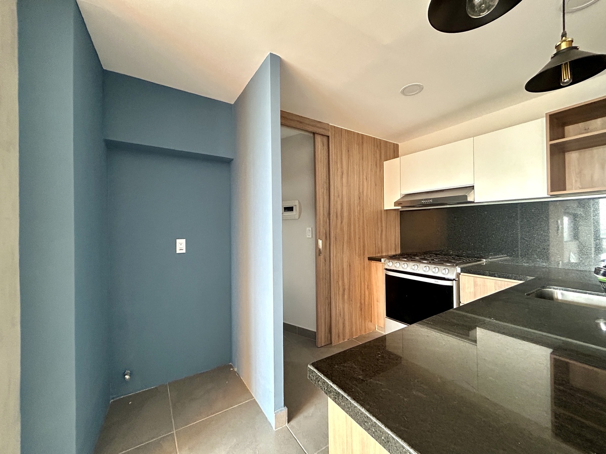 4 de 31: VISTA COCINA Y ACCESO A AREA DE LAVADO Y CUARTO DE SERVICIO