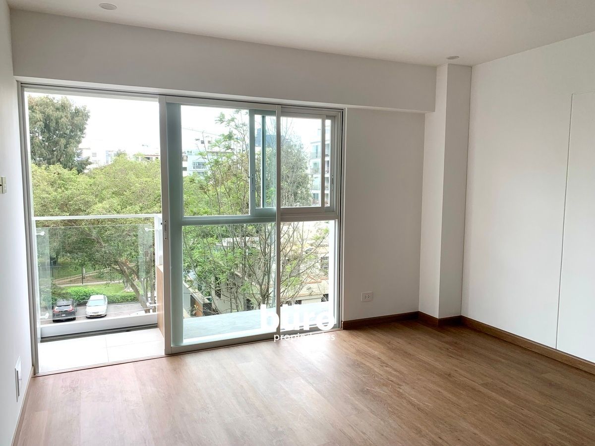 2 de 16: Sala Comedor con Balcón