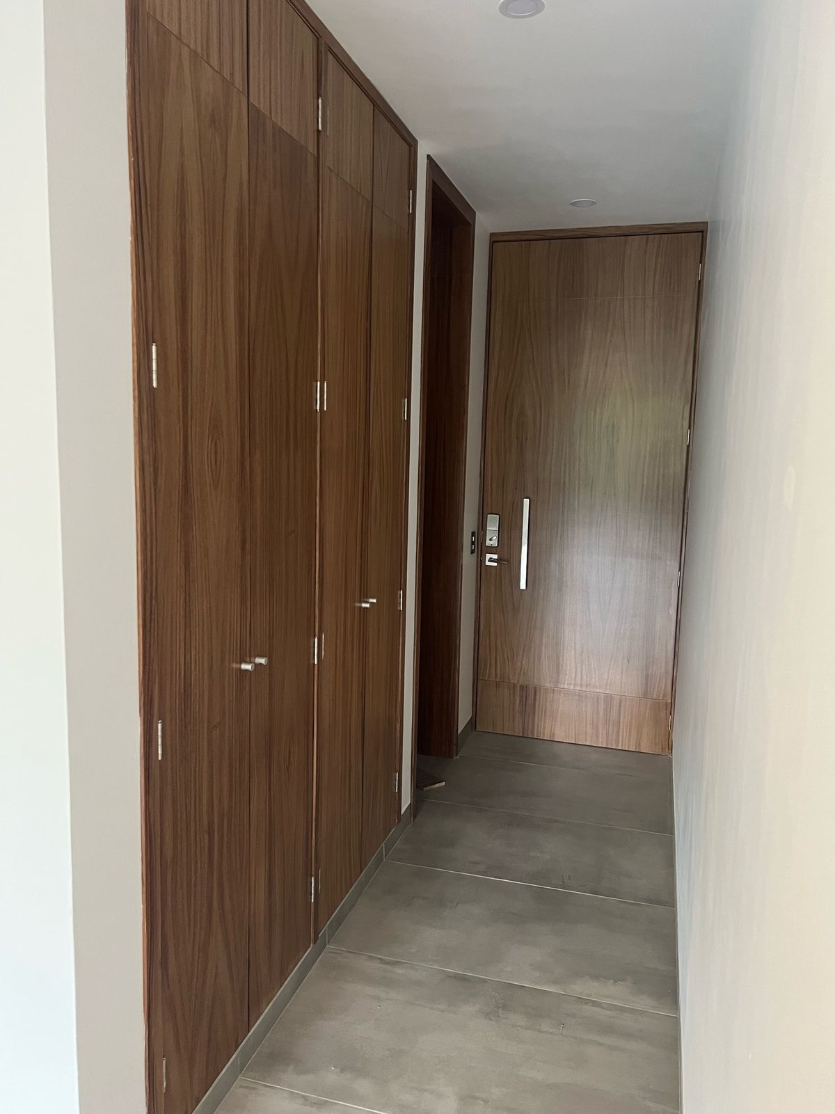 11 de 31: Entrada con Clóset de Blancos