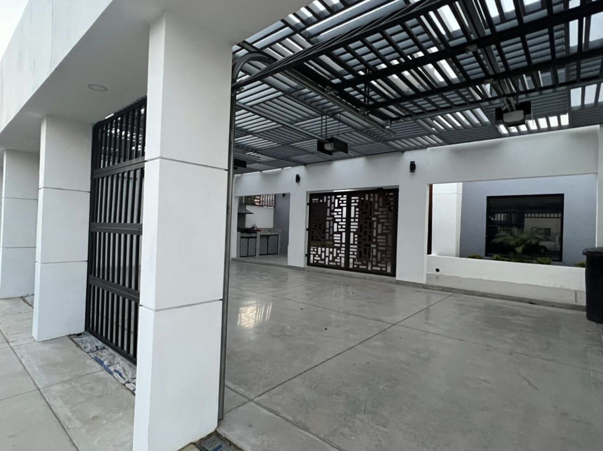 4 of 8: EXTERIOR PLANTA BAJA(COCHERA)