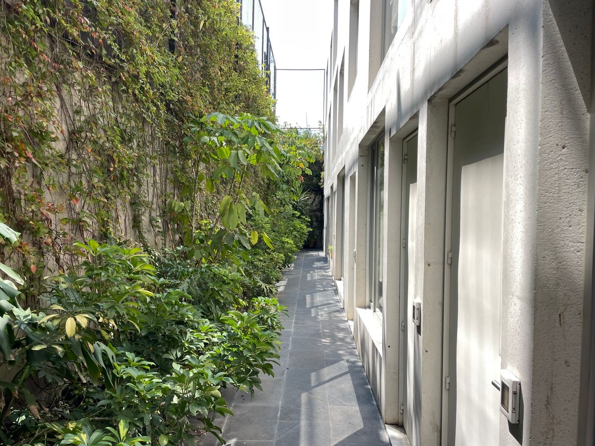 2 of 15: PASILLO DE INGRESO