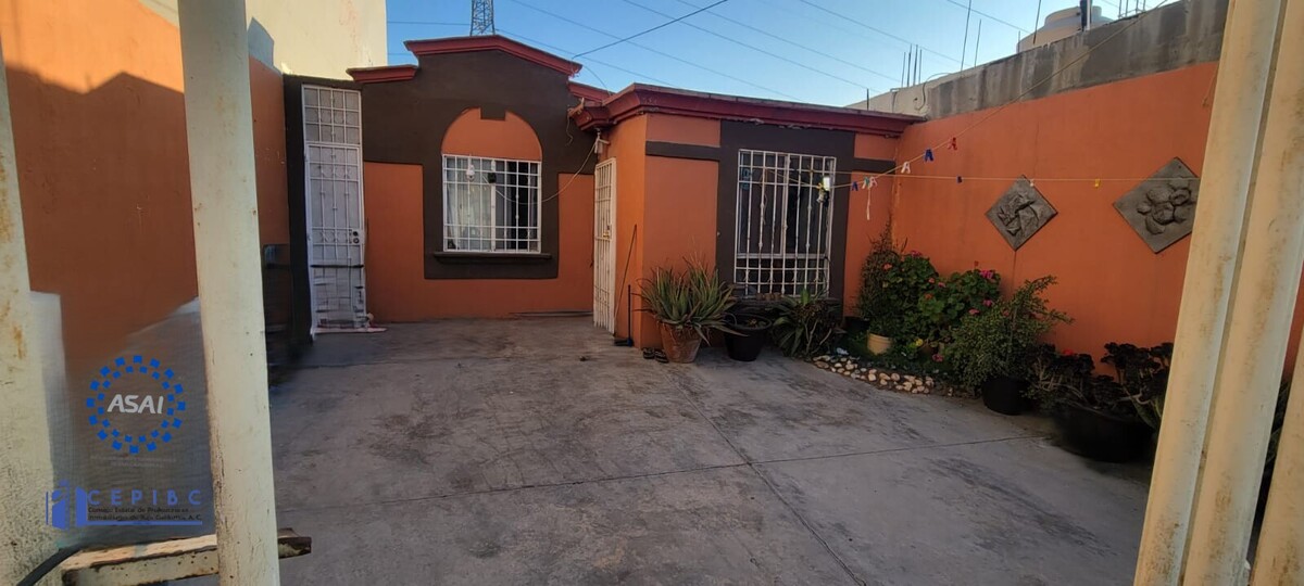 1 of 3: FACHADA