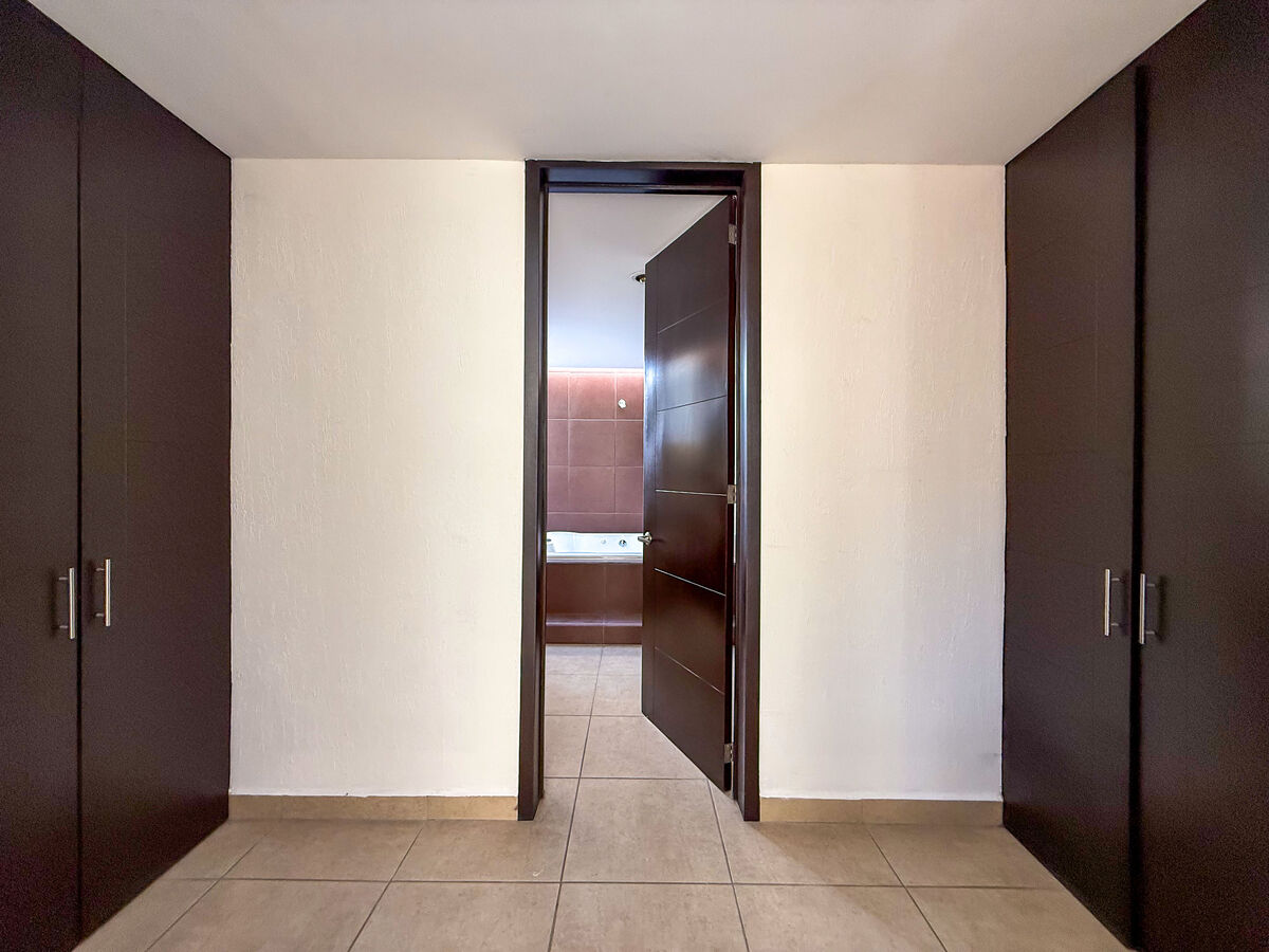 5 de 24: Vestidor recámara principal.