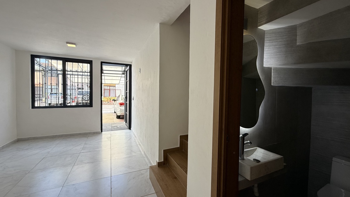 9 of 29: Medio baño que asiste la planta baja