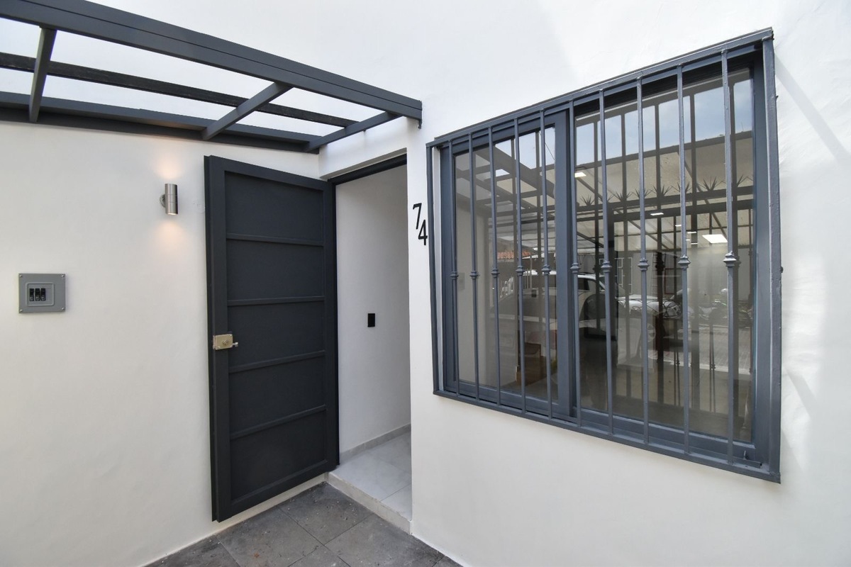 2 of 29: En el patio de ingreso piso Recinto Negro