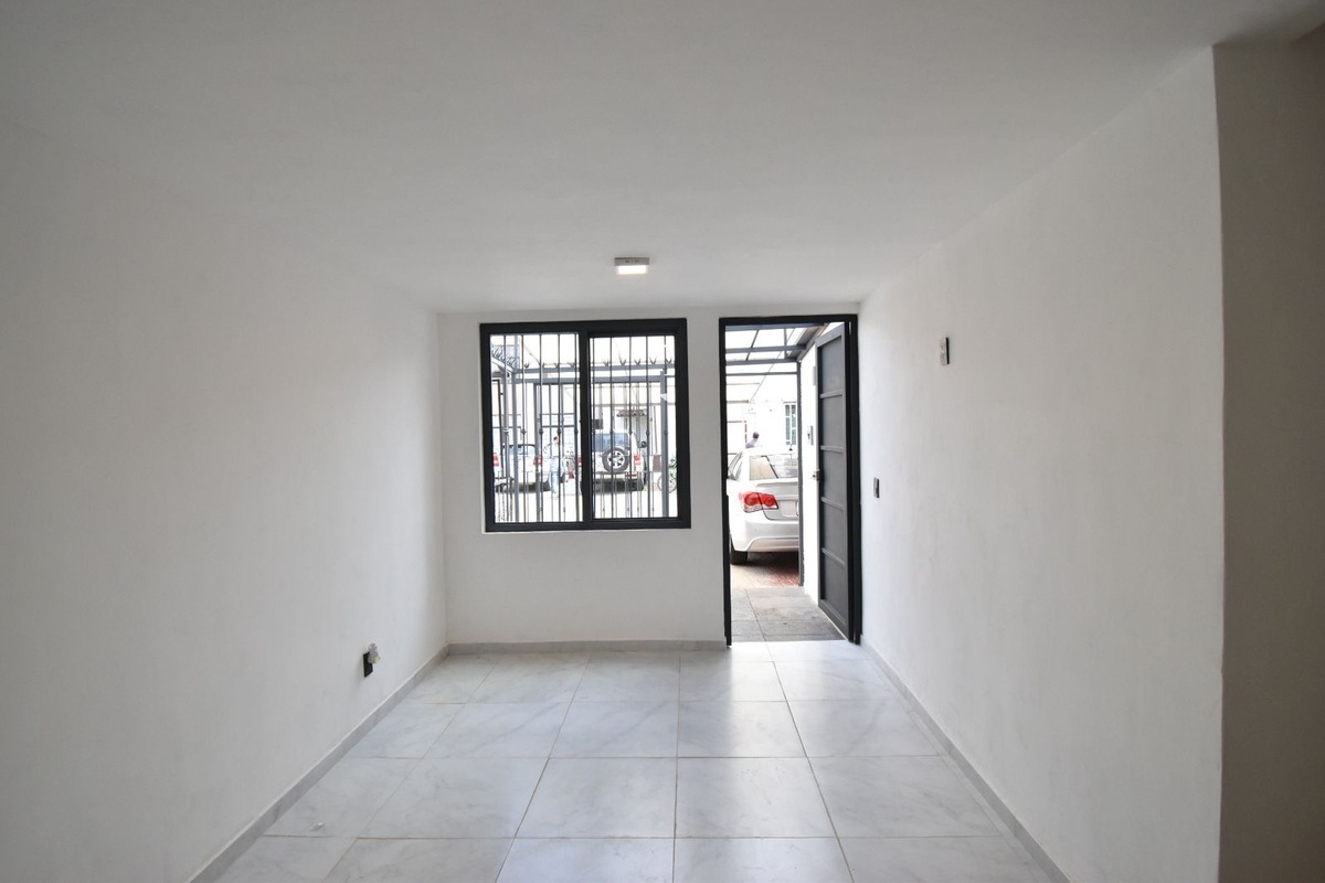 8 of 29: Estancia con conectores en las paredes para pantallas