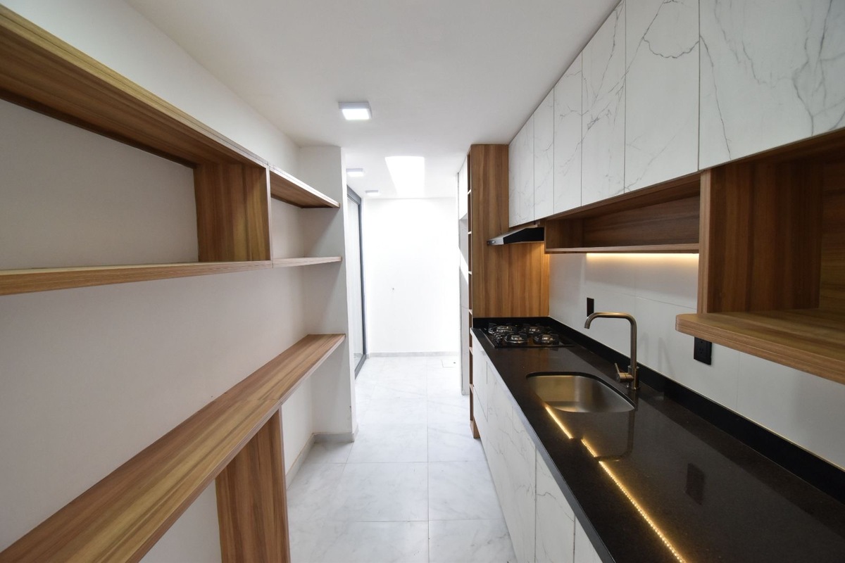 1 of 29: Cocina con barra desayunadora