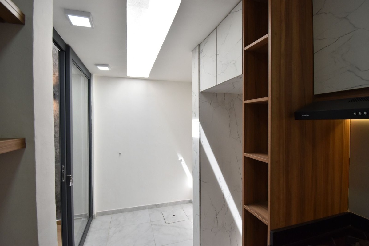 7 of 29: Espacio para refrigerador y centro de lavado