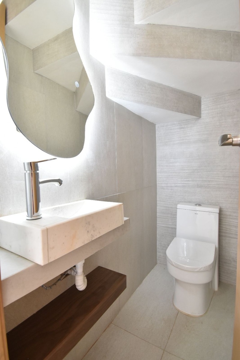 10 of 29: Cuenta con luz led en los espejos