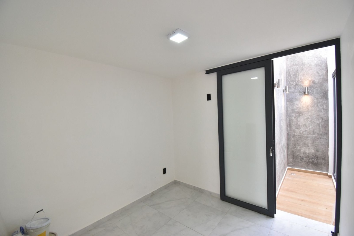 11 of 29: Recamara en planta baja o estudio