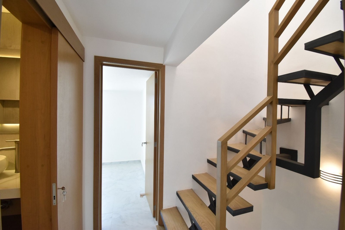 18 of 29: Escaleras para ingreso a 3er nivel