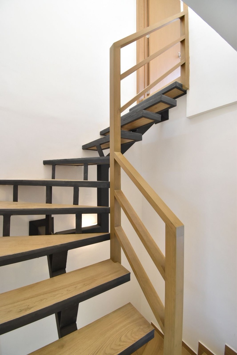 19 of 29: Escaleras con pasamanos madera