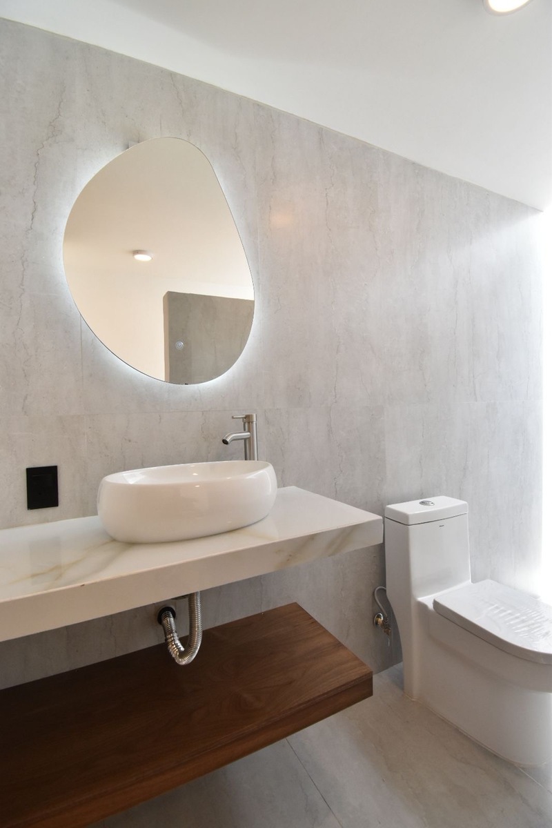 24 of 29: Baño con espejo y luz led