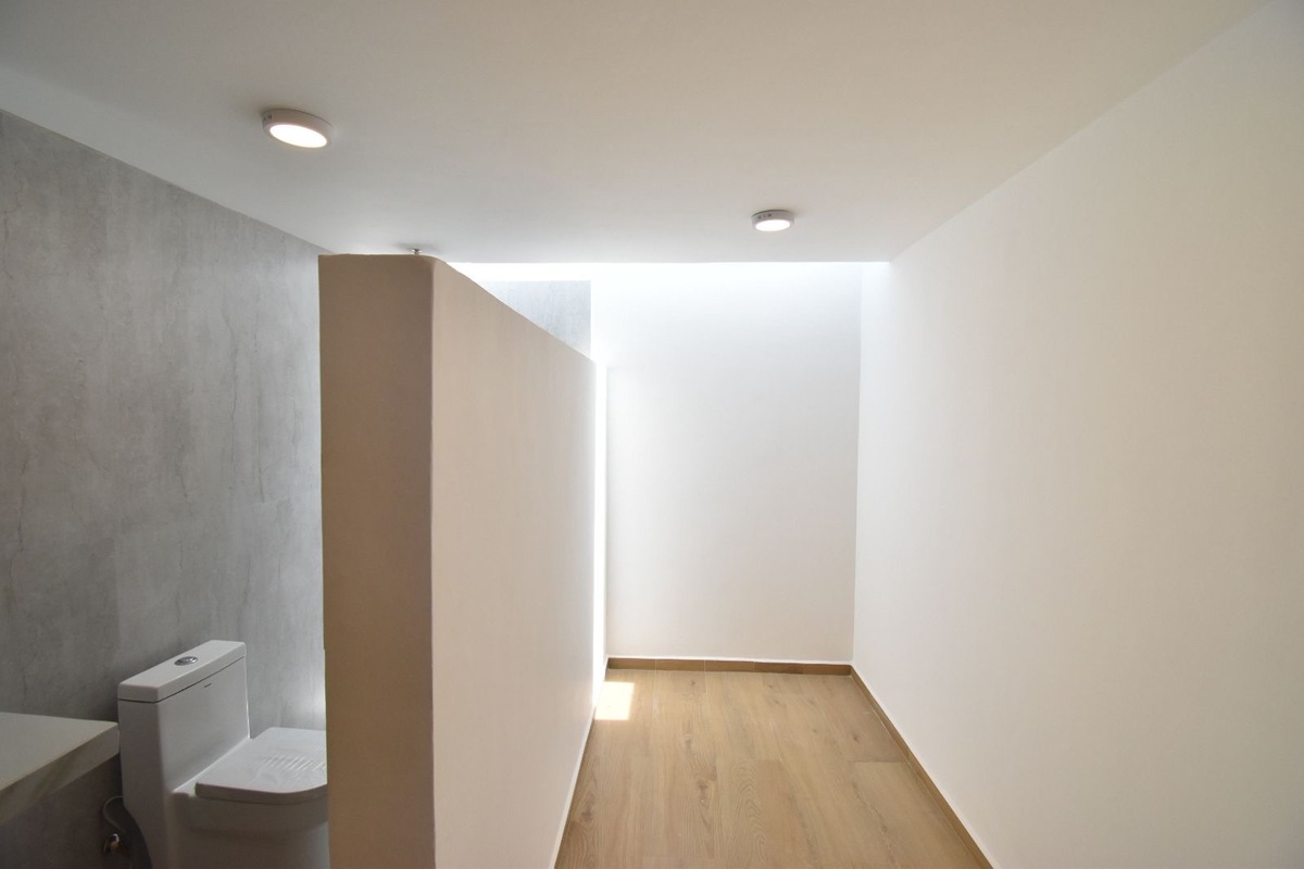 23 of 29: Baño y vestidor moderno