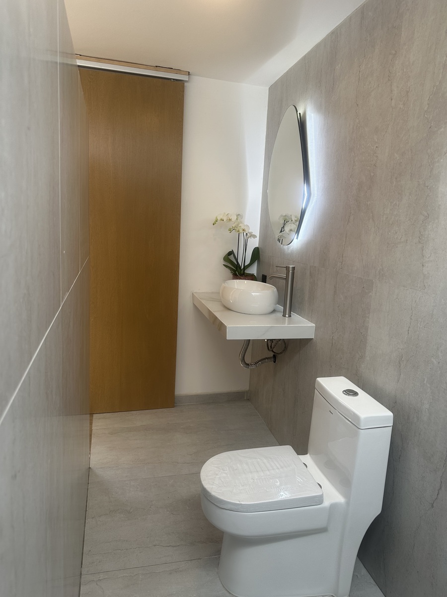 25 of 29: Baño visto desde la regadera