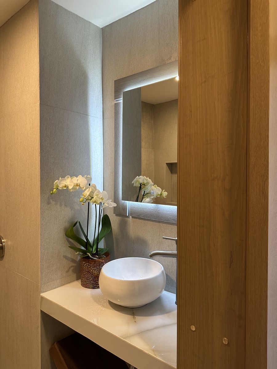 17 of 29: Baño completo en segundo nivel