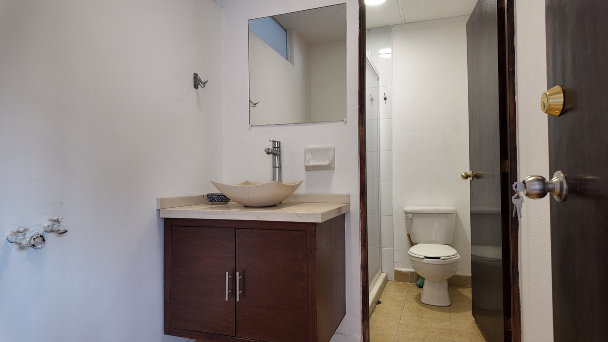 3 of 18: edificio B Piso 2 baño