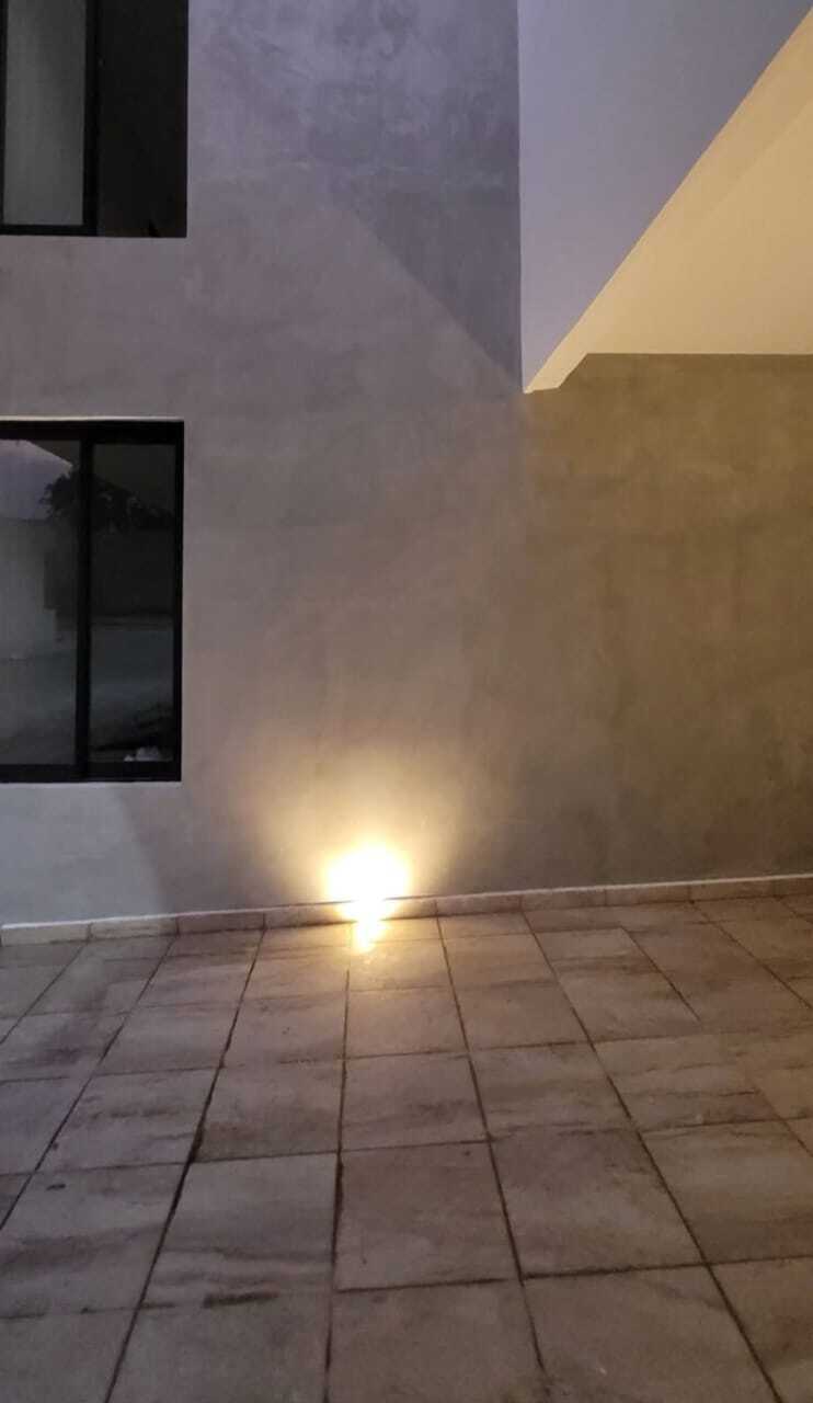 3 of 15: AREA DE COCHERA CON ILUMINACION.