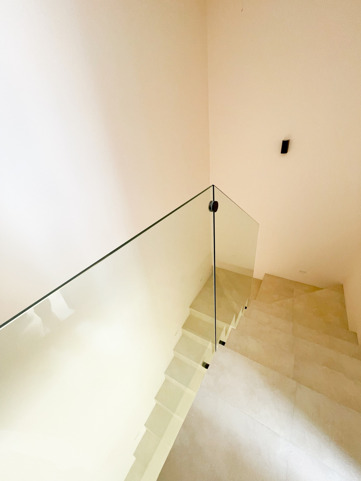 4 de 12: Escaleras barandal de cristal