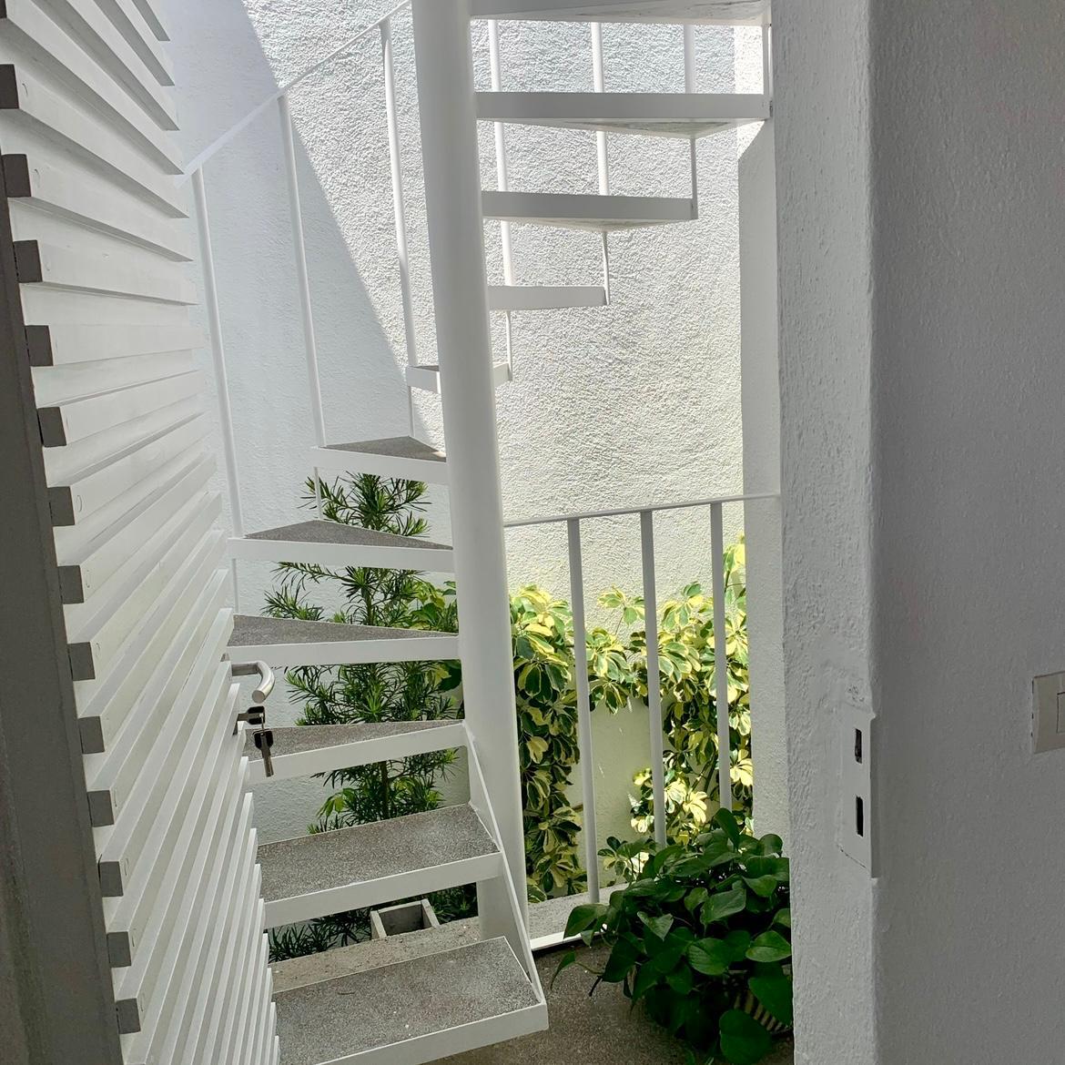 4 of 17: Escalera al Roof