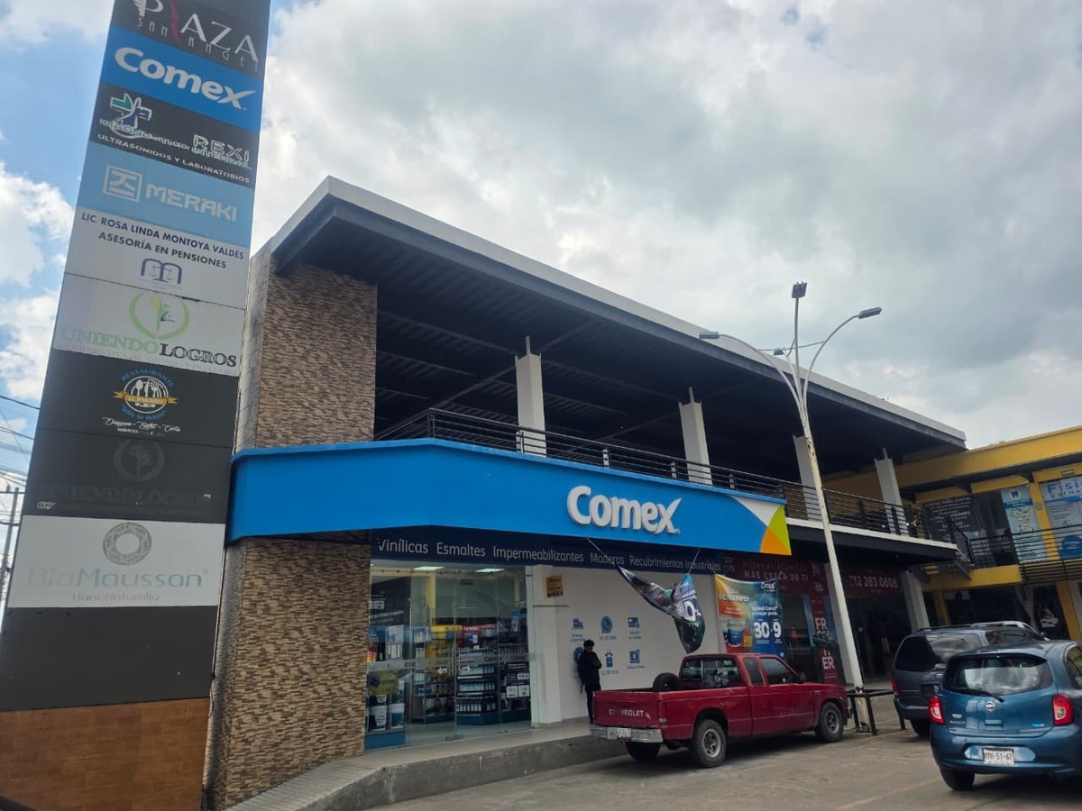 3 of 14: Convive con marcas como Comex y Nissan.