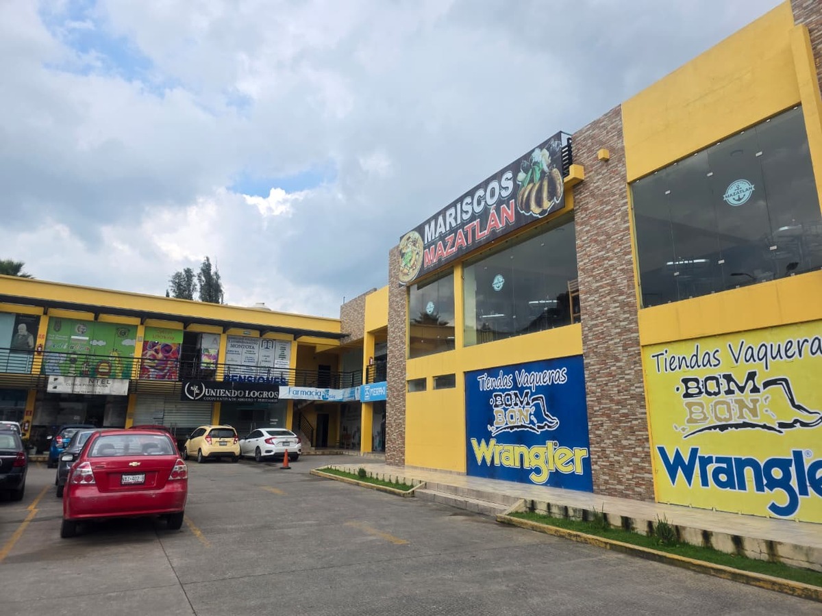 5 of 14: Convive con restaurante de Mariscos y tienda Wrangler.
