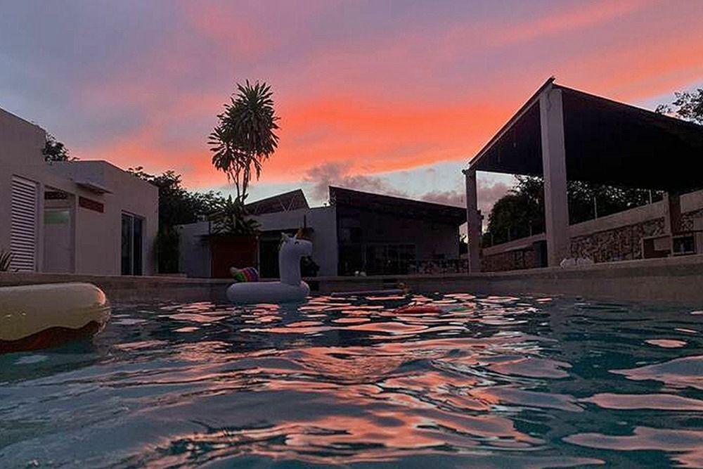 1 of 9: Alberca en el atardecer