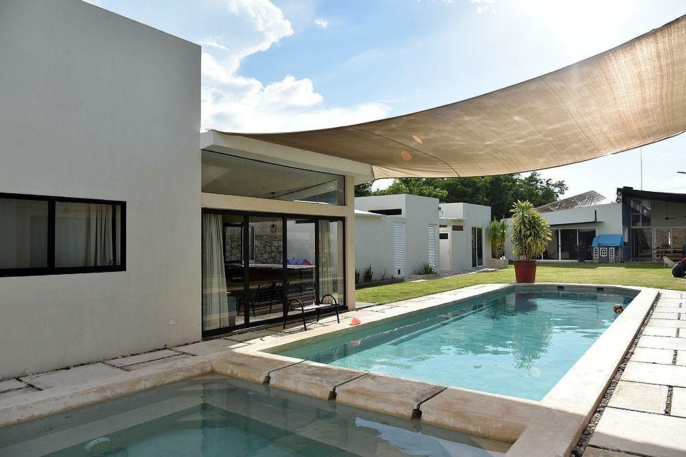 3 of 9: Alberca y jardin