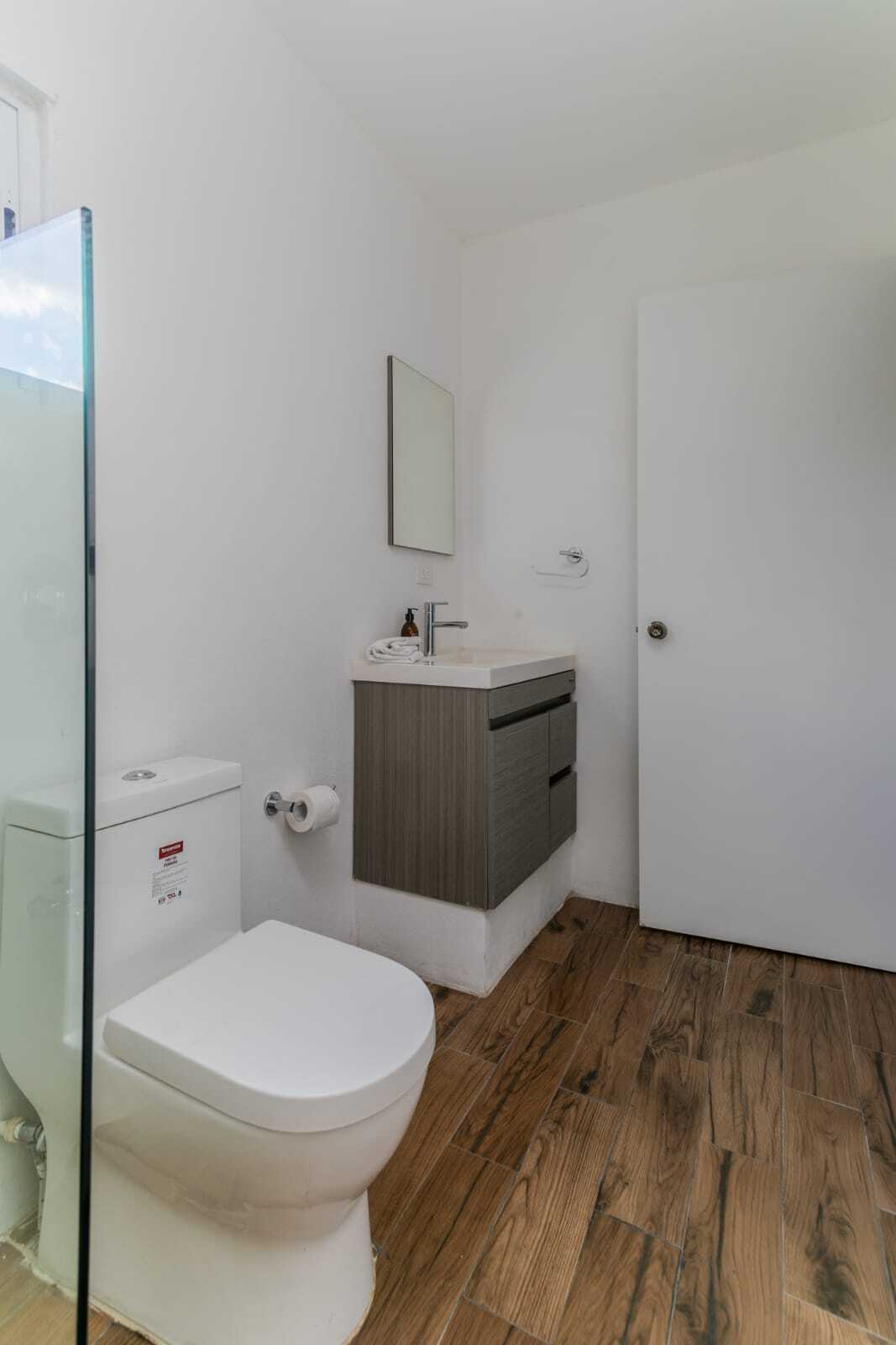 4 of 9: Baño completo en primera planta