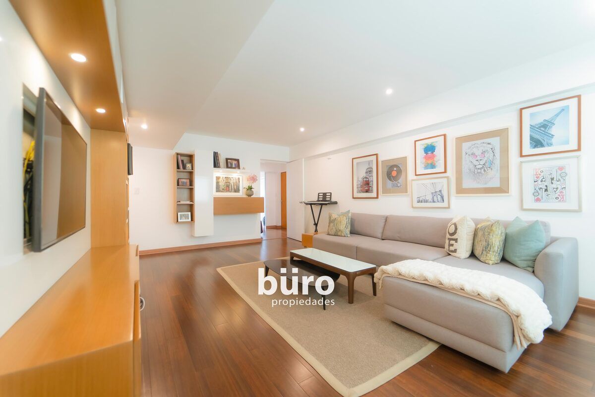 8 de 25: Amplia Sala de Estar