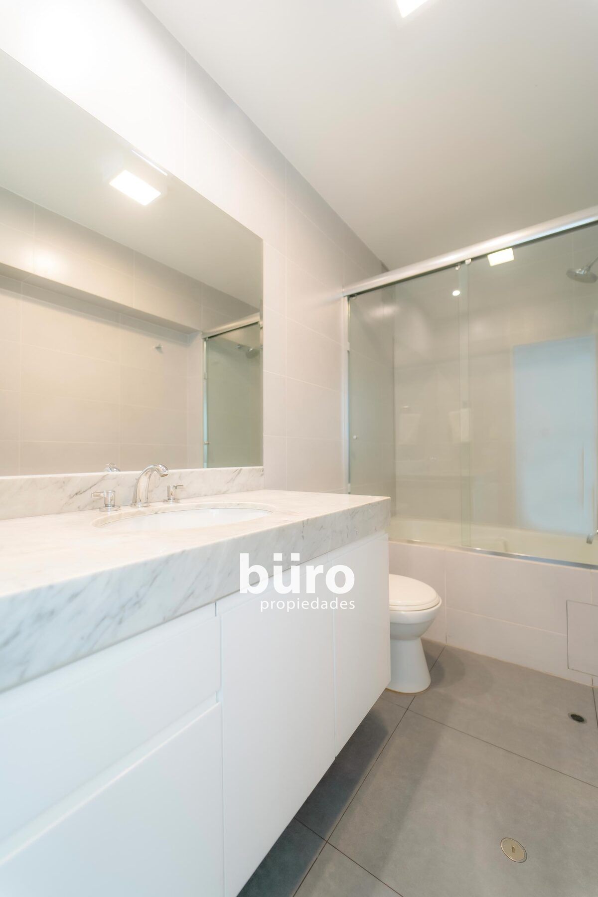 17 de 25: Baño de Dormitorios # 3 y # 4 con tina